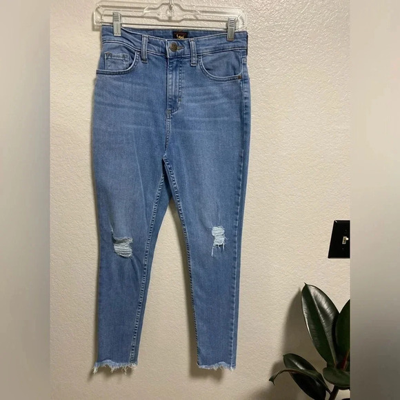 Lee Women's Distressed Skinny Jeans with Raw Hem Size 6 - Picture 1 of 9